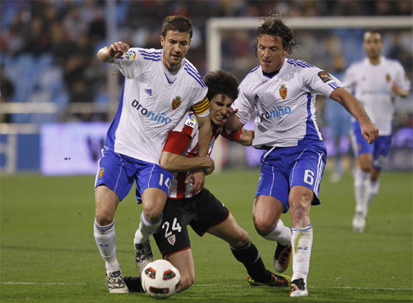 A Zaragoza játékosai közösen intézik el a Bilbao játékosát