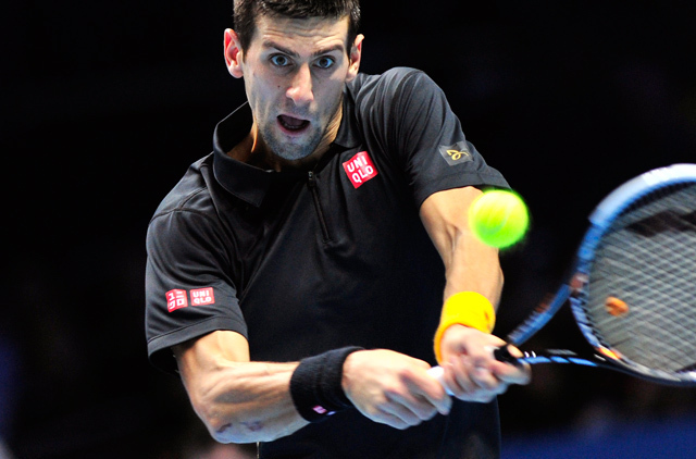 A szerb Novak Djokovics a cseh Tomás Berdych ellen üti vissza a labdát a londoni ATP-világbajnokságon 