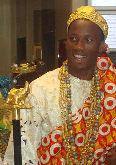 Drogba hagyományos afrikai öltözetben