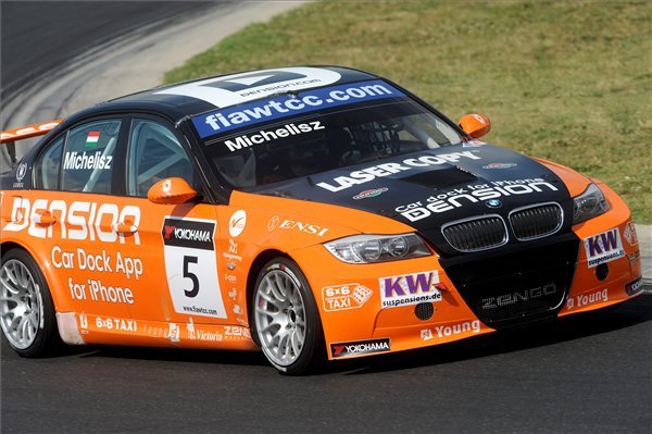 Az időmérő ötödik helyezettje, Michelisz Norbert BMW 320 TC autóját vezeti a túraautó-világbajnokság szabadedzésén a Hungaroringen. MTI Fotó: Földi Imre