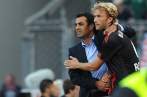 Robin Dutt, a Bayer Leverkusen edzője és Simon Rolfes, az együttes csatára örül csapata győzelmének  