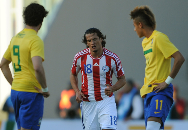 Valdez fut vissza a térfelére, miután gólt lőtt a Brazília-Paraguay mérkőzésen a Copa Américán 2011 júliusában