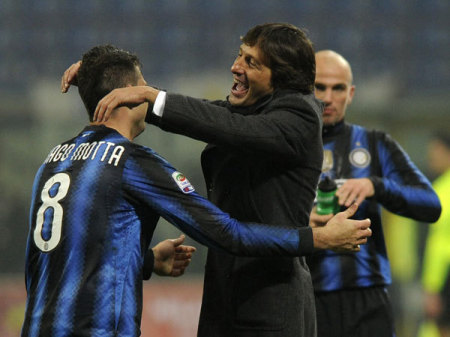 Leonardo és Thiago Motta ölelkezik a Napoli elleni bajnokin