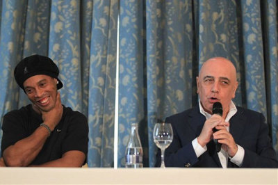Ronaldinho és Galliani a sajtótájékoztatójukon