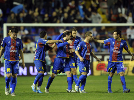 Levante játékosok örülnek a Realnak lőtt góljuknak a kupameccsen