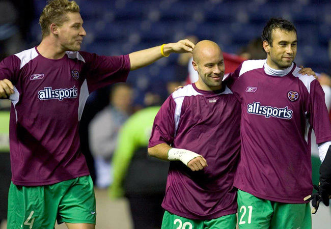 Gyepes Gárbor, Rósa Dénes és Dragan Vukmir, a Ferencváros labdarúgói köszöntik egymást a skót Hearts ellen megynert UEFA-kupa mérkőzés után 2004 novemberében