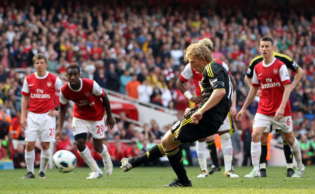 Dirk Kuyt tizenegyest rúg az Arsenal ellen