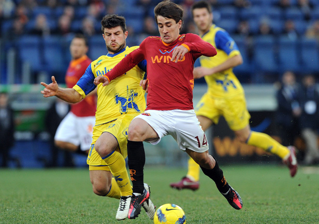 Bojan Krkic küzd a Chievo játékosával a Roma Serie A-mérkőzésén 2012-ben.