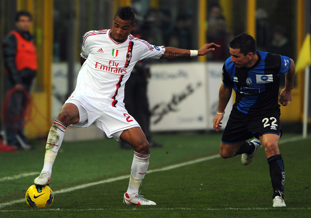 A Milan és az Atalanta játékosai küzdenek a két csapat mérkőzésén a Serie A-ban 2012-ben.
