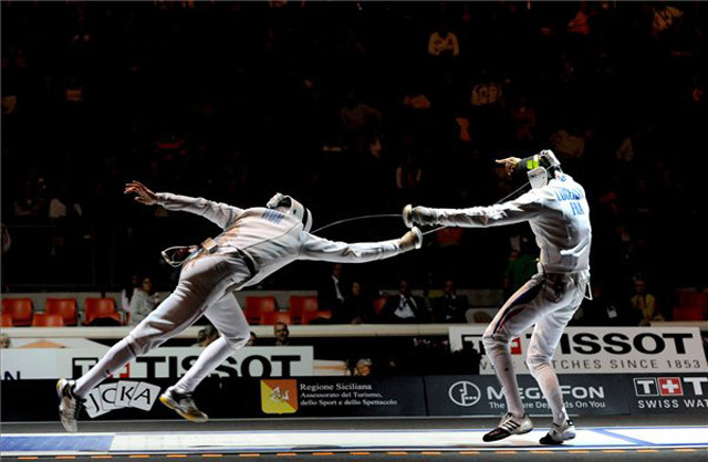 Somfai Péter (b) és a francia Jean-Michel Lucenay asszója a férfi párbajtőrözők csapatversenyének döntőjében. MTI Fotó: Földi Imre