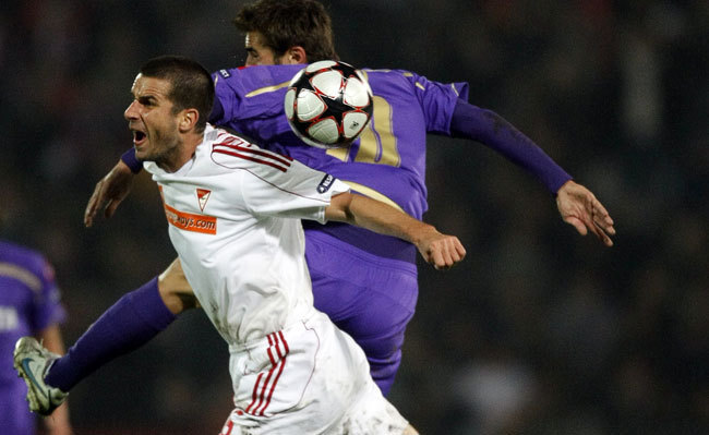 Komlósi Ádám itt még a Fiorentina elleni BL-mérkőzésen harcol - Fotó: AFP