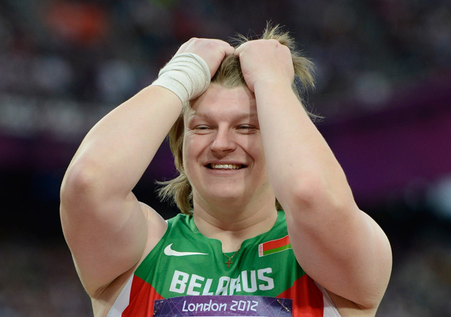 Nagyezsda Osztapcsuk fehérorosz atléta a londoni olimpia női súlylökésének döntőjében 2012-ben.