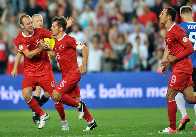 A török válogatott tajai örülnek az Észtország elleni világbajnoki selejtezőn szerzett Embre Belözoglu-gólnak 2012-ben.