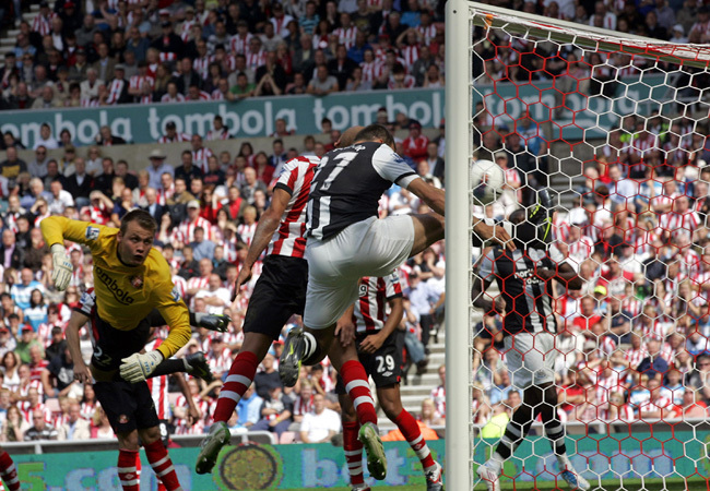 A Sunderland és a Newcastle játékosai küzdenek, miközben a labda Ryan Taylor szabadrúgása után a Sunderland kapujába hullik 2011 augusztusában