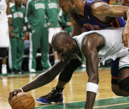 Kevin Garnett szerzi meg a labdát Jared Jeffriestől a Boston Celtics-New York Knicks NBA-mérkőzésen 2011 áprilisában