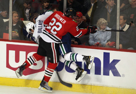 A Chicago Blackhawks és a Vancouver canucks játékosa ütközik a két csapat NHL mérkőzésén a 2011-es rájátszásban