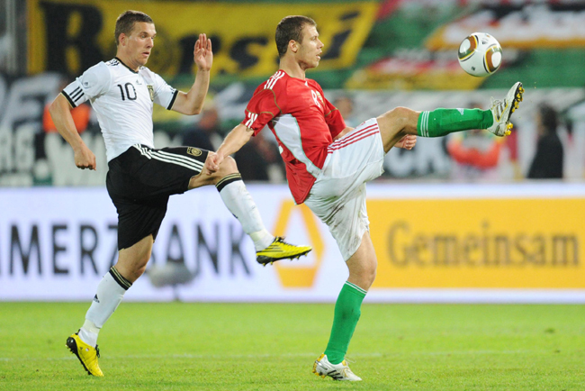 Vadócz Krisztián épp Lukas Podolski elől szerzi meg a labdát - Fotó: AFP