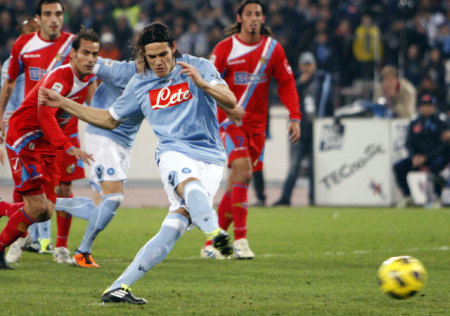Cavani lő (kapufára) egy tizenegyest a Catania elleni bajnokin