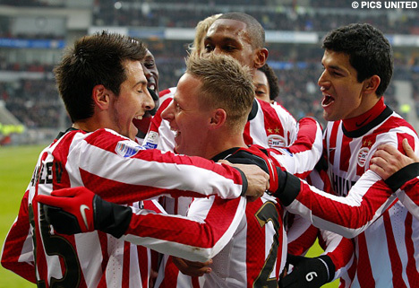 A PSV játékosai ünneplik Dzsudzsák Balázs gólját a Breda elleni bajnokin.