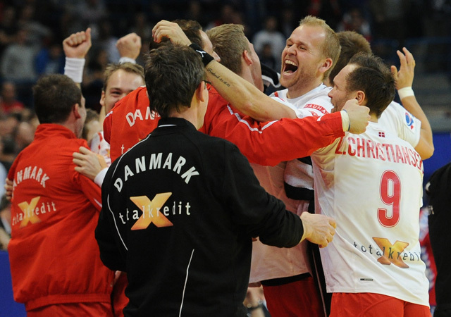 A dán férfi kézilabda-válogatott tagjai ünneplik győzelmüket a Szerbia elleni döntőben az Európa-bajnokságon 2012-ben