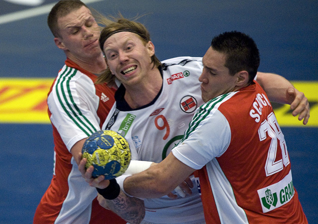 Zubai Szabolcs és Schuch Timuzsin küzd a Magyarország-Norvégia mérkőzésen a 2011-es világbajnokságon