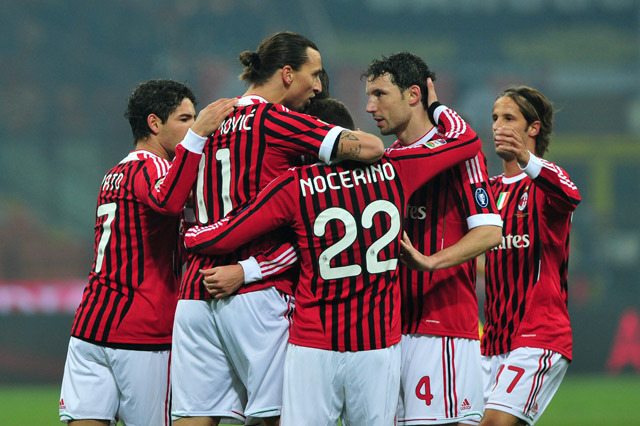 A Milan játékosai örülnek egy gólnak a Chievo elleni mérkőzésükön a Serie A-ban 2011-ben