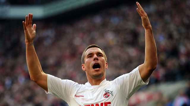 Lukas Podolski, a Köln csatára örül a Köln-Augsburg Bundesliga-mérkőzésen szerzett góljának örül