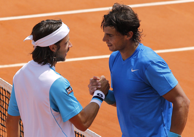 Rafael Nadala és Antonio Veid kézfogása a Rolnad Garros 3. fordulójában játszott mérkőzésüket követően.