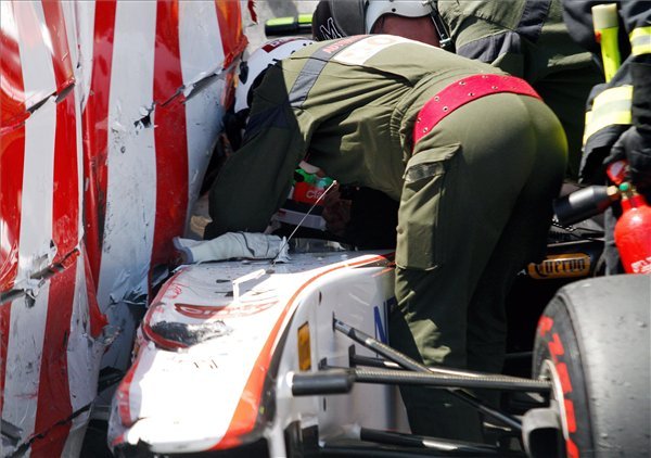 Megpróbálják kiszabadítani összeroncsolódott autójából Sergio PEREZ-t, a Sauber-csapat mexikói pilótáját a Forma-1-es autós gyorsasági világbajnokság Monacói Nagydíjának időmérő edzésén. Perez az alagútból kijövet keresztbe csúszott a pályán, a szalagkorlátnak csapódott, majd onnan nagy sebességgel a szemben lévő gumifalnak ütközött kocsija oldalával. A baleset miatt a kvalifikációt leállították. Pereznek a lába sérült meg. A futamot másnap rendezik. 