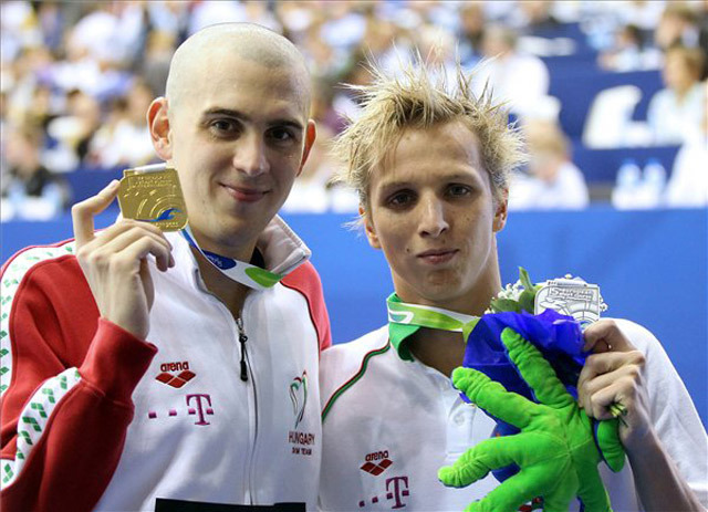 Cseh László (b) arany, Verrasztó Dávid (j) pedig ezüstérmet nyert a 400 méter vegyesen az úszók lengyelországi Szczecinben zajló rövidpályás Európa-bajnokságán. MTI Fotó: Kovács Anikó