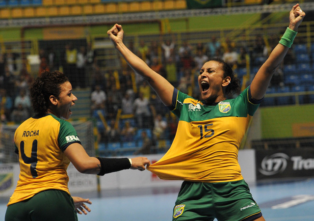 A brazil női kézilabda-válogatott tagjai örülnek a Franciaország elleni győzelmüknek a világbajnokságon 2011 decemberében 