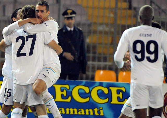 A Lazio játékosai örülnek a Lecce ellen szerzett góljuknak a Serie A-ban 2011 decemberében