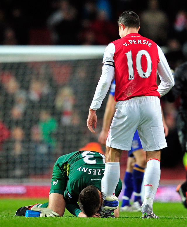 Wojciech Szczesny, az Arsenal kapusa csókolja meg csapattársa, Robin van Persie lábát az Everton elleni Premier League-mérkőzés után 2011 decemberében