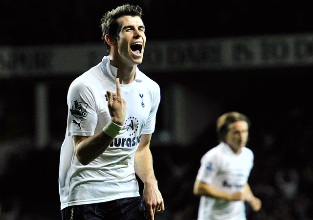 Gareth Bale, a Tottenham játékosa reklamál a Queens Park Rangers elleni Premier League-mérkőzésen 2011-ben