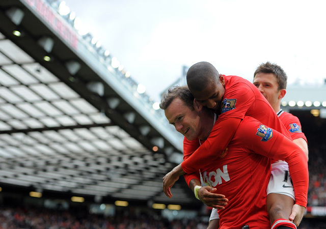 Wayne Rooney, Ashley Young és Michael Carrick örülnek egy gólnak a Manchester United-Aston Villa mérkőzésen a Premier League-ben 2012-ben.