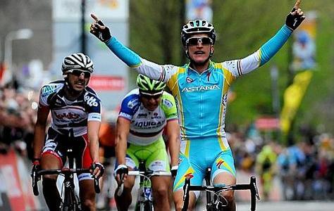 Az Astana csapat olasz kerekese karrierje egyik legfontosabb sikerét aratta - Fotó: AFP