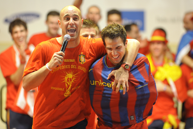 Pepe Reina és Cesc Fabregas ünnepli a spanyol válogatott világbajnoki címét. 