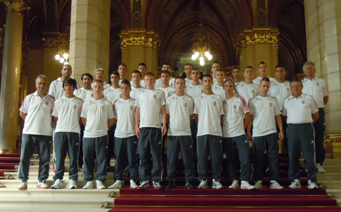 Az U17-es csapat a Parlamentben - fotó: mlsz.hu