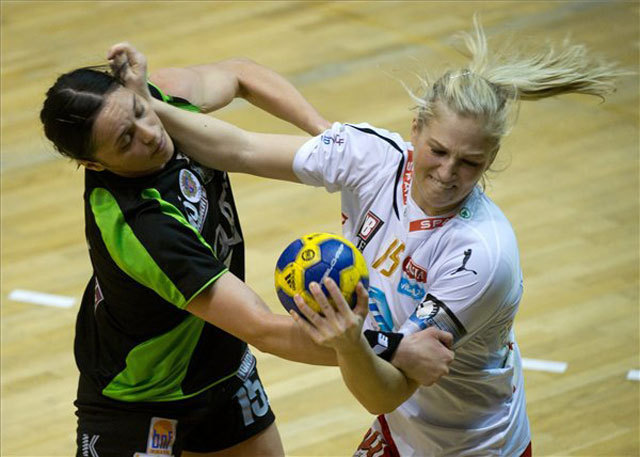 Aurelia Bradenau (balra)  és Linn Jorum Sulland harcol a labdáért 