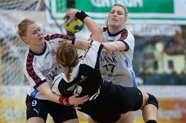 A dán Tove Seest Jensen (b) és Cornelia Nycke (j) között dobna Baross Zsuzsa a kézilabda Női EHF Kupa negyeddöntőjének visszavágó mérkőzésén a Syma-Vác - Holstebrö (dán) találkozón