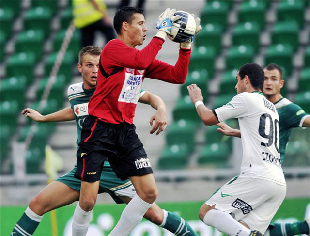 A győri Völgyi Dániel (b) mellett Rózsa Dániel, szombathelyi kapus véd, mellette csapattársa Iszlai Bence (j2) az OTP Bank Liga 3. fordulójában, a Győri ETO FC-Haladás Sopron mérkőzésen, a győri ETO Parkban
