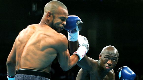 Antonio Tarver üti ki Roy Jones Juniort 2004-ben a WBO kisváltósúlyú világbajnoki címmérkőzésen