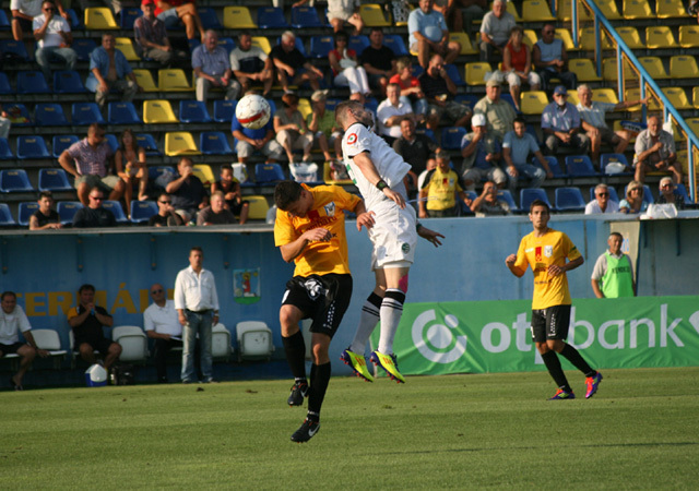 Rodebücher István és Dudás Ádám küzdenek a labdáért a Győri ETO és a Pápa Ligakupa-mérkőzésén a Perutz Stadionban 2011 októberében