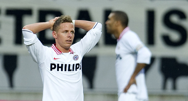 Dzsudzsák Balázs, a PSV Eindhoven játékosa fogja a fejét.