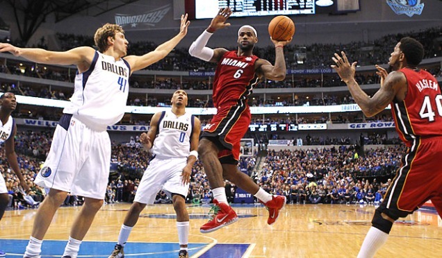 LeBron James passzol Dirk Nowitzki mellett a Dallas Mavericks és a Miami Heat NBA-mérkőzésén 2011 decemberében