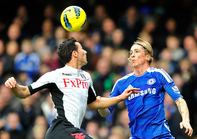 Stephen Kelly és Fernando Torres küzdenek a labdáért a Chelsea-Fulham Premier League-mérkőzésen a Stamford Bridge-en 2011 decemberében