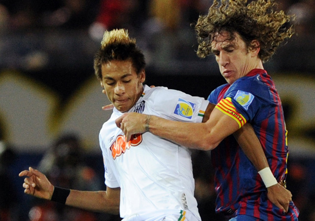 Neymar és Carles Puyol küzdenek a Santos és a Barcelona mérkőzésén a klubvilágbajnokság döntőjében 2011 decemberében