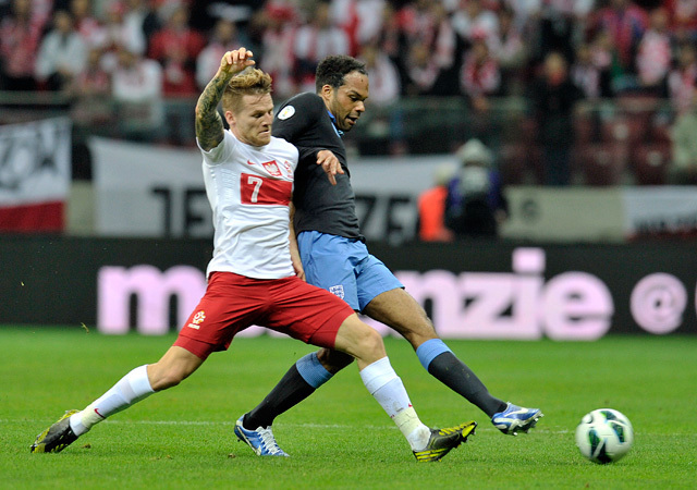 Polanski és Lescott küzdenek a Lengyelország-Anglia világbajnoki selejtezőmérkőzésen 2012-ben.