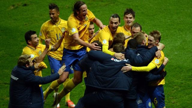 A svédek egyenlítő góljukat ünneplik