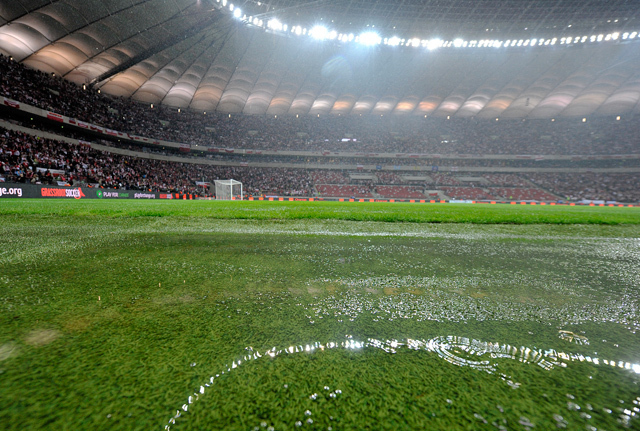 A varsói stadion felázott talaja miatt nem rendezték meg a Lengyelország-Anglia mérkőzést